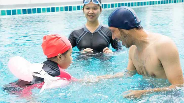 آموزش شنای کودکان با مادران